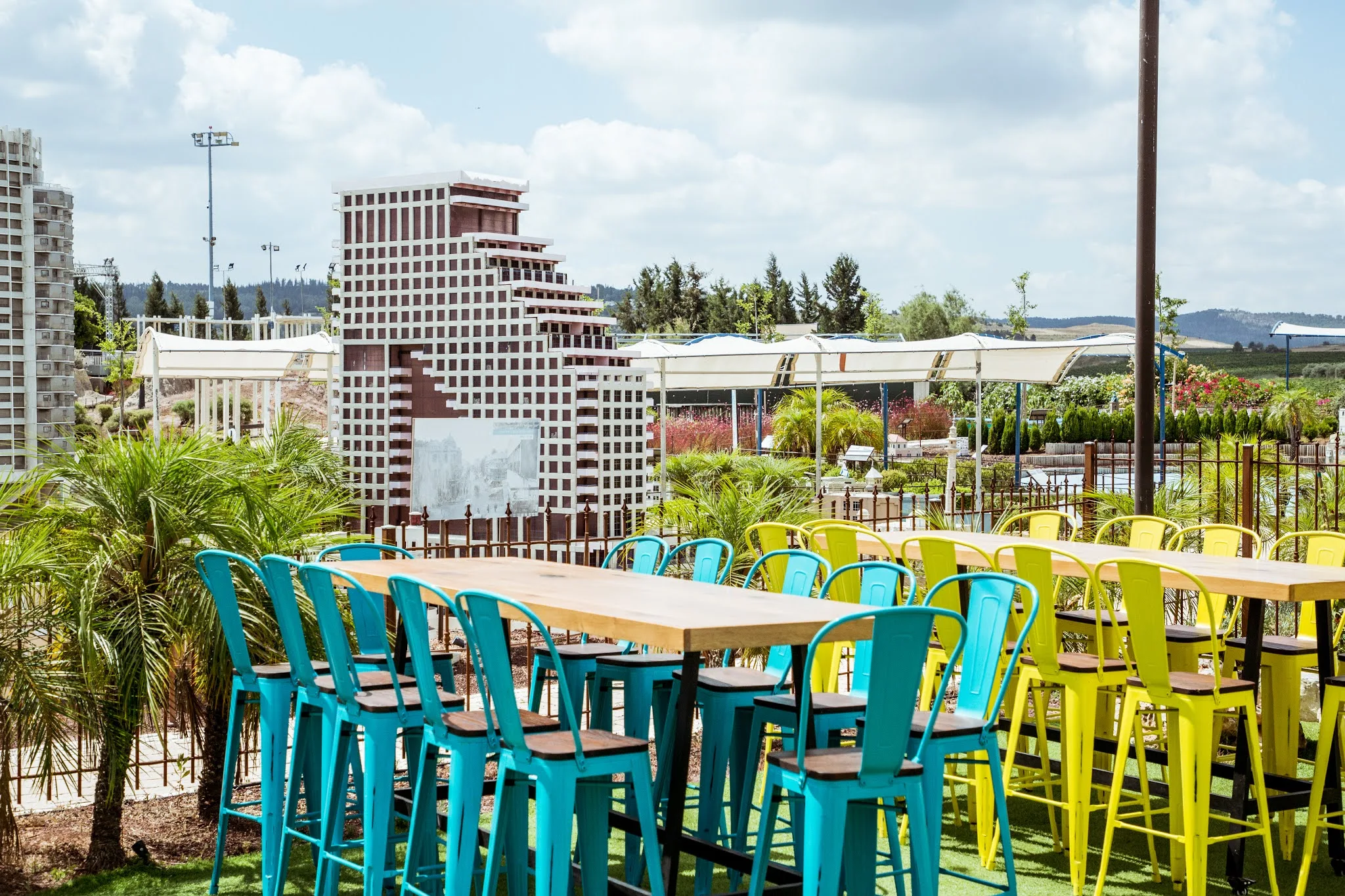 כיסאות כחולים